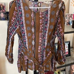 Medium quarter length sleeve top